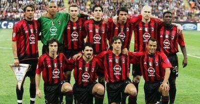 内马尔赛前牵着自己的女儿马维入场，之后还给女儿比心