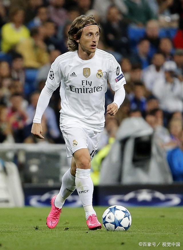 感谢恩师，出自崇明基地的海港球员将奖牌挂在徐根宝脖子上