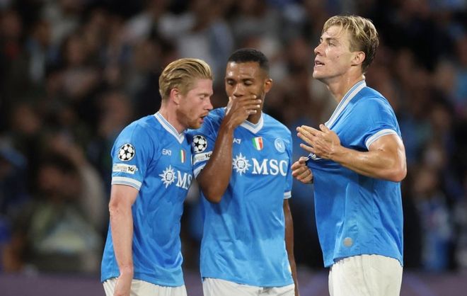 詹姆斯助攻队友完成精彩扣篮