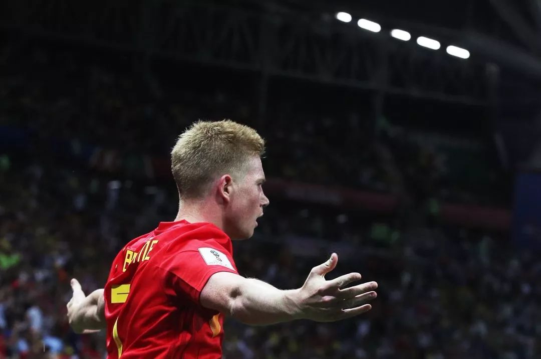 凯尔特人小球迷和远道而来的瑞士年轻人球迷互动